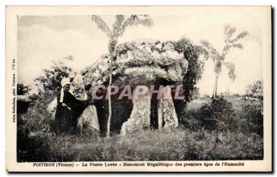 CPA Menhir Dolmen Poitiers la pierre levee Monument megalithique des premiers ages de l'humanite