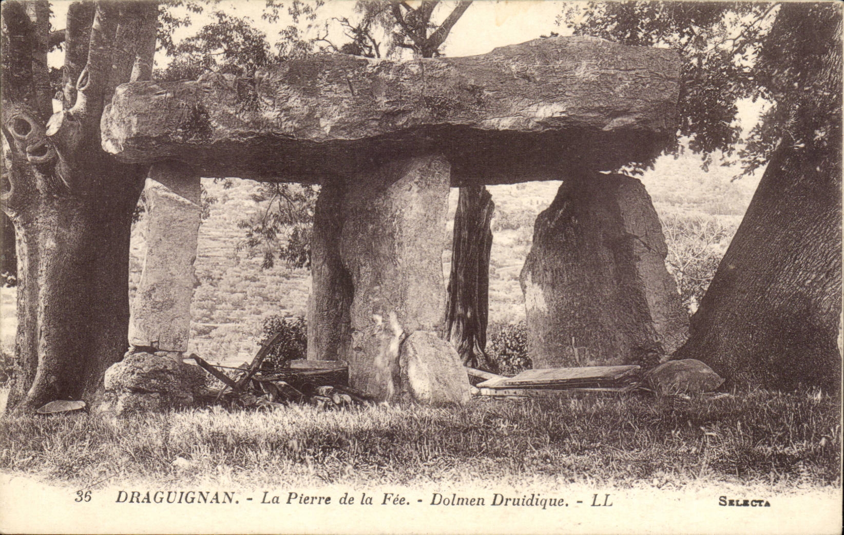 CPA Menhir Dolmen Draguignan La pierre de la fee Dolmen druidique