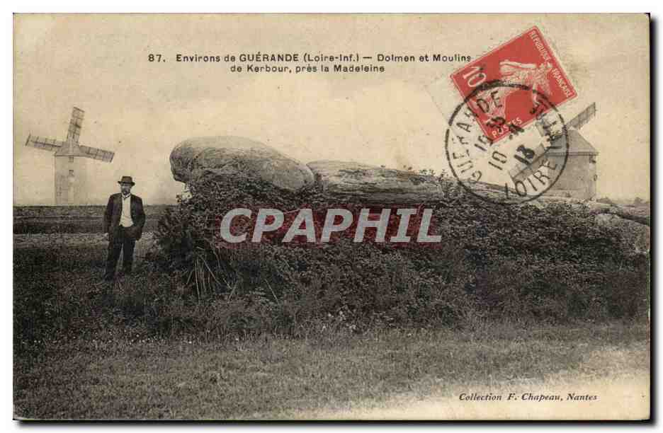 CPA Menhir Dolmen Environs de Guerande Dolmen et moulins de Kerbour pres de la Madeleine (mill)