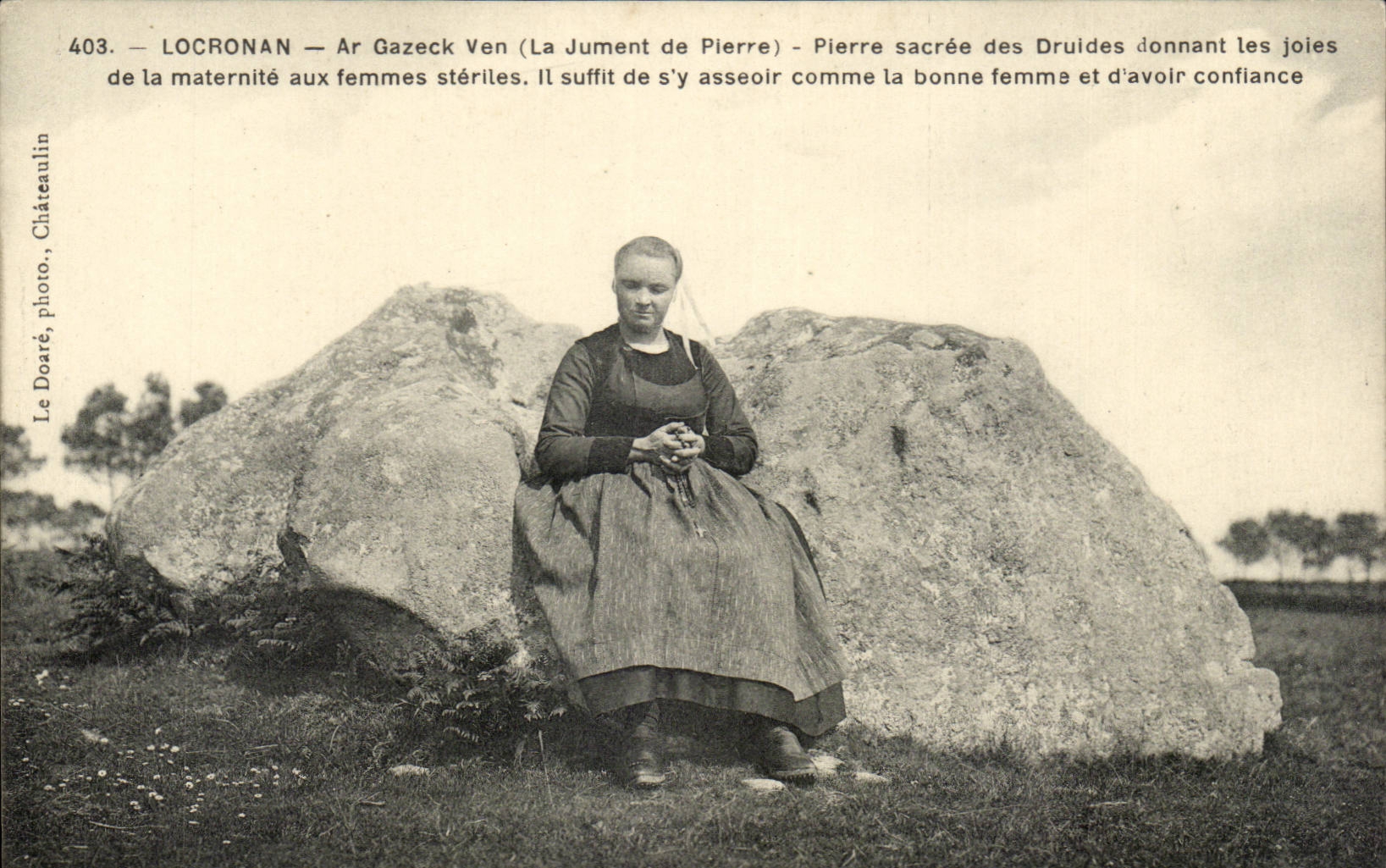 CPA Menhir Dolmen Locronan Ar Gazeck Ven Pierre sacree des druides donnant les joies de la maternite aux femme steriles