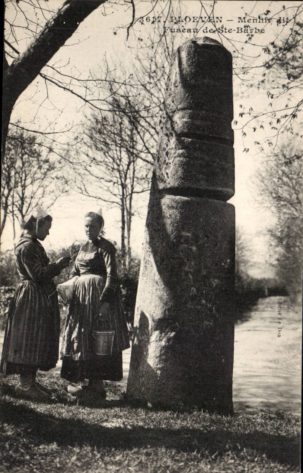 CPA Menhir Dolmen Ploeven Menhir dit Fuseau de Ste Barbe