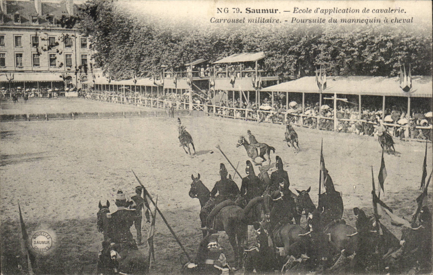 Saumur CPA Ecole d'application de cavalerie CArrousel militaire Poursuite du mannequin a che(cavalier cheval hippisme)