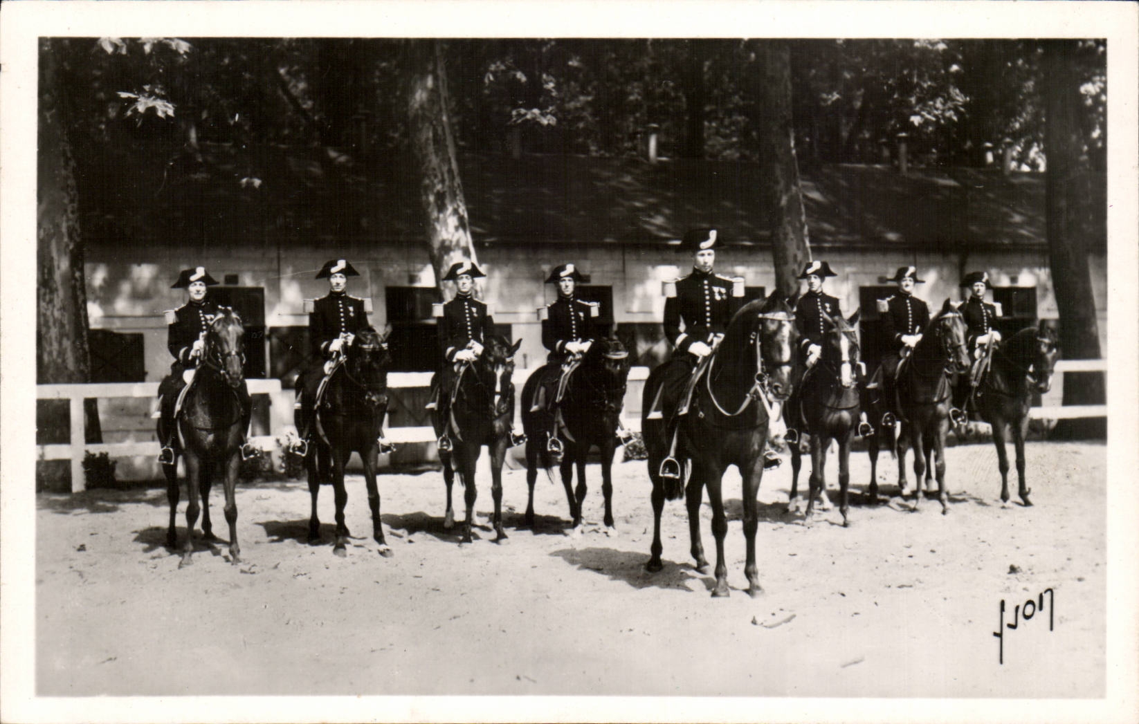 Saumur CPA Un groupe d'ecuyeres de l'ecole de cavalerie (cheval hippisme)