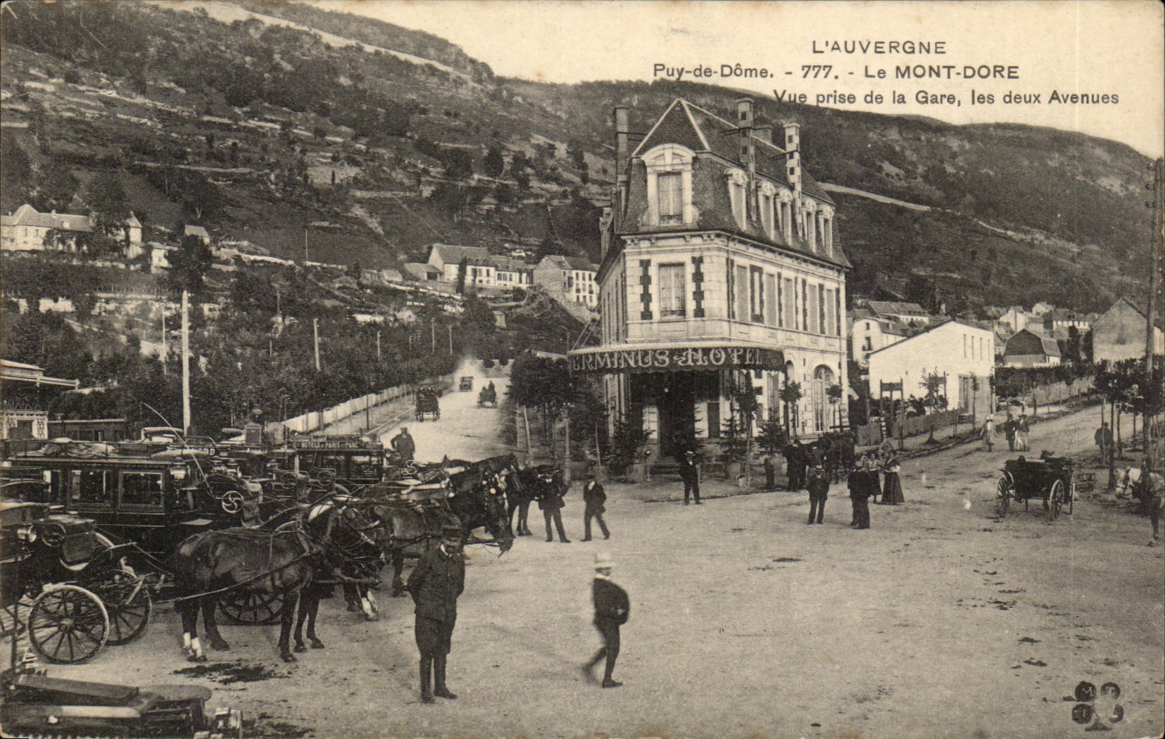 Le Mont-Dore — Vue prise de la Gare, les deux Avenues — L'Auvergne, Puy-de-Dôme
