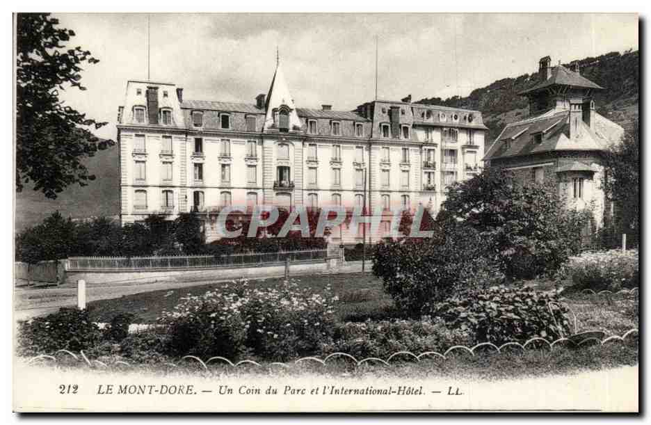 Mont Dore - Un Coin du Parc et l'Internationale Hotel - CPA 