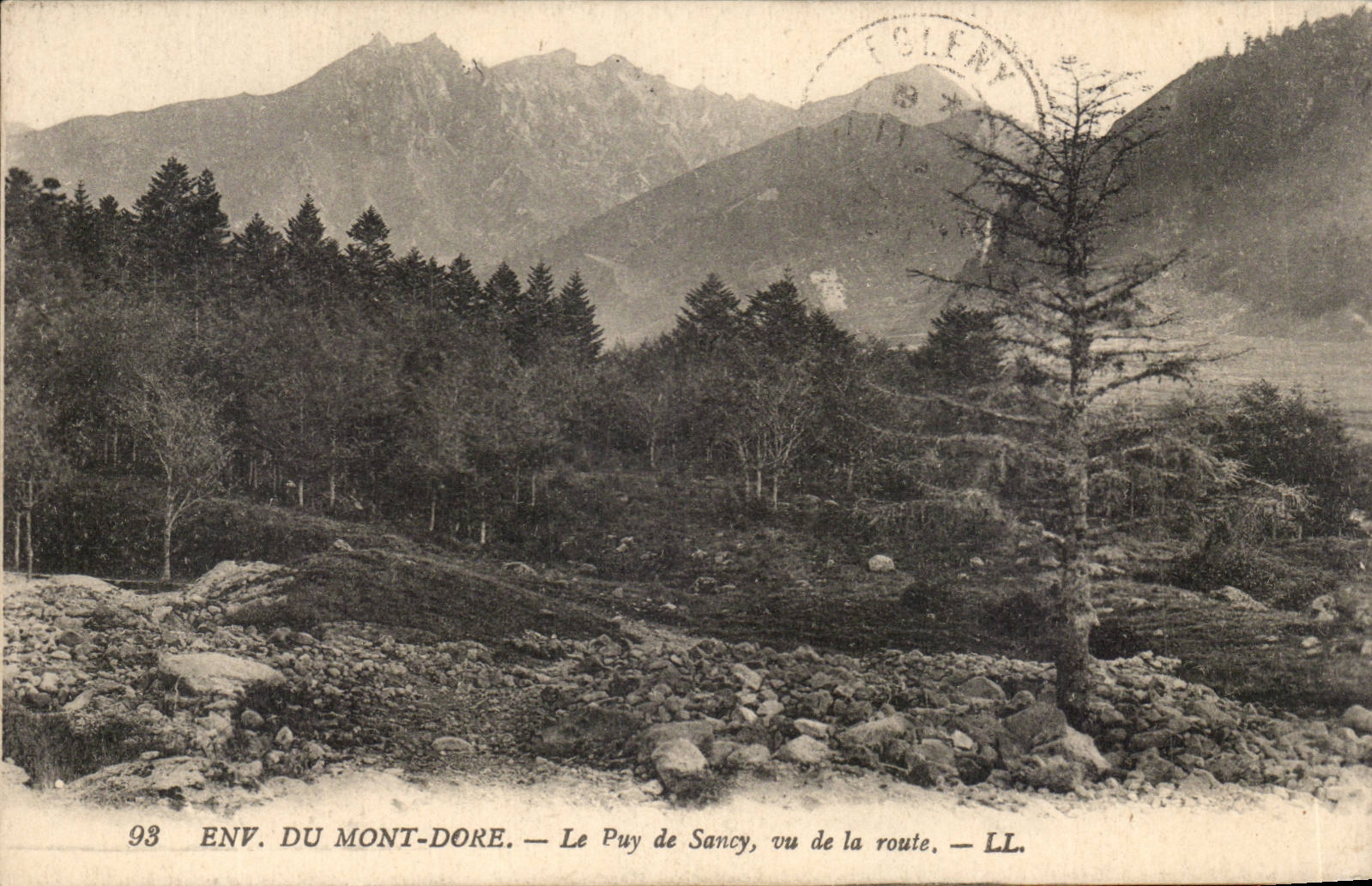 CPA Environs du Mont Dore Le Puy de sancy vu de la route