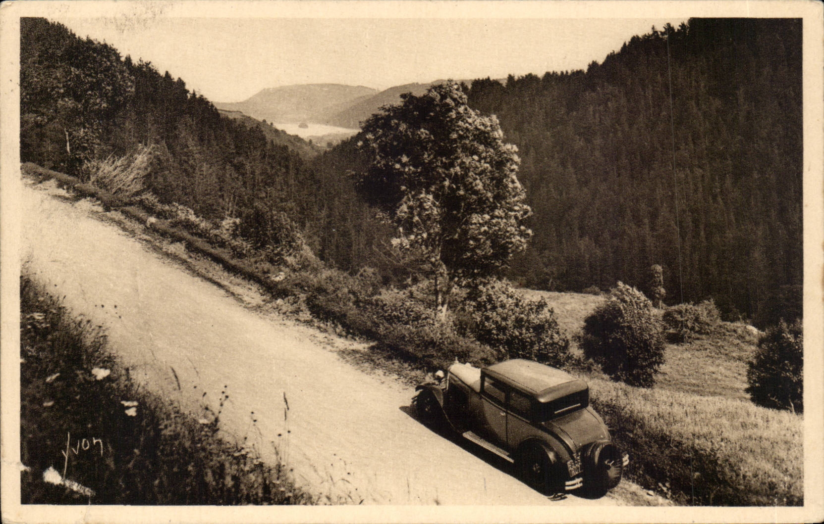 CPA Environs du Mont Dore Le lac Chambon vu de la route du Mont Dore 