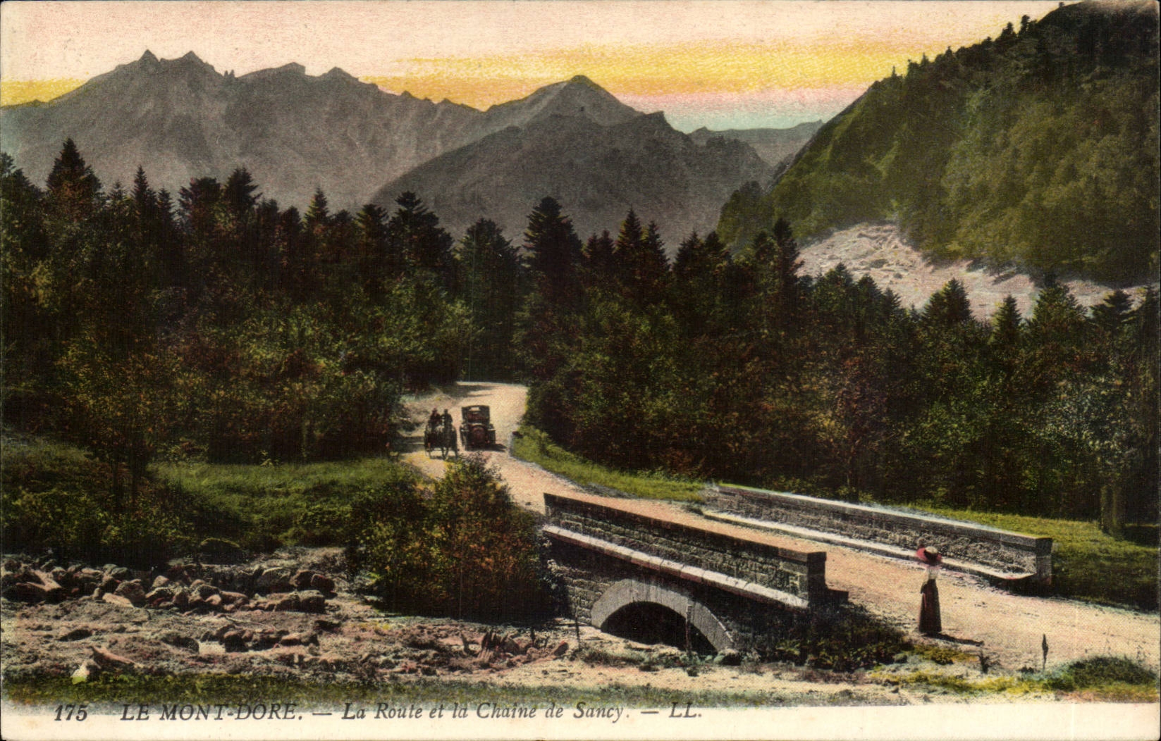CPA Le Mont Dore la route et la chaine de sancy