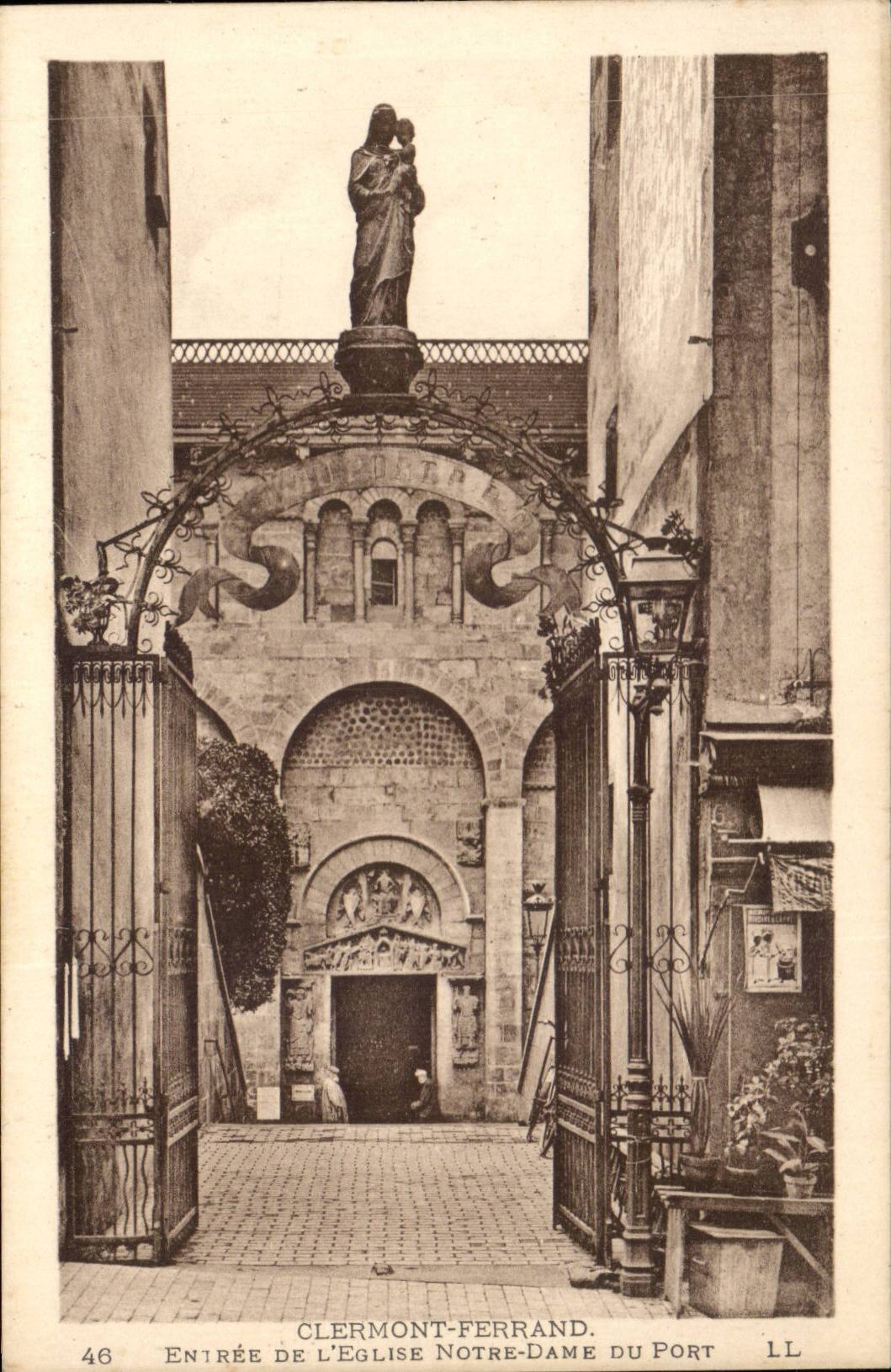 CPA Clermont Ferrand Entree de l'eglise Notre dame du port