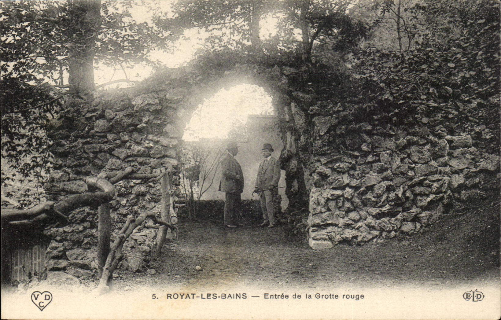 CPA Royat les Bains Entree de la grotte rouge