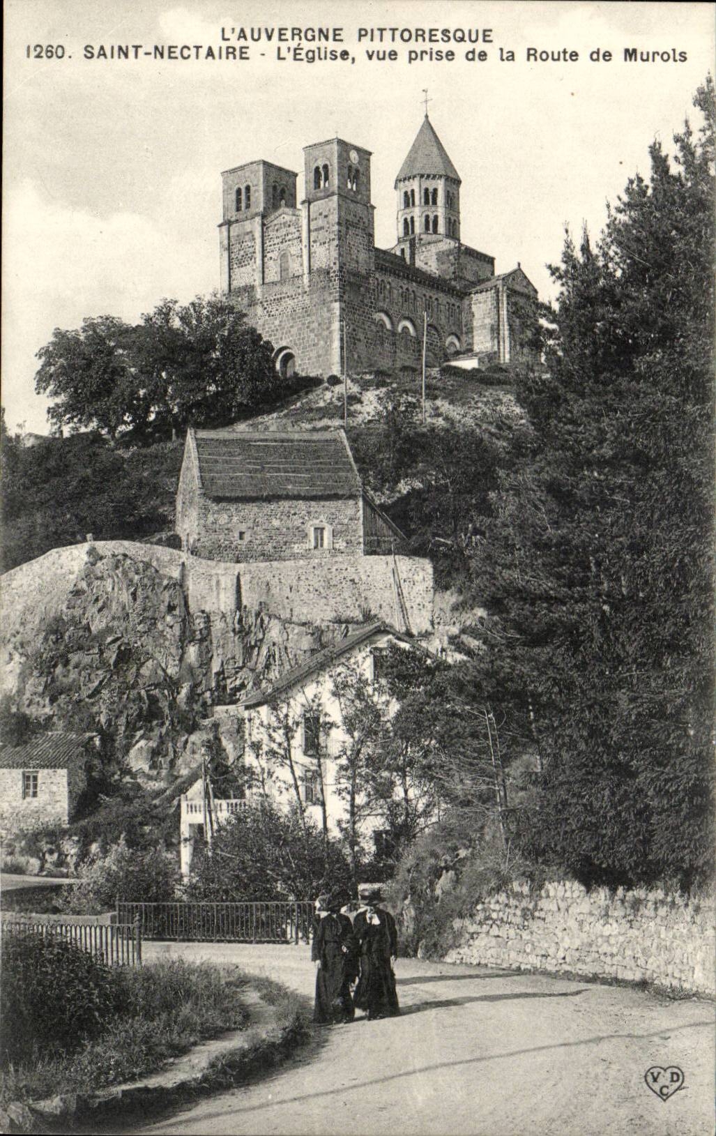 CPA Saint Nectaire L'eglise vue prise de la route de Murols