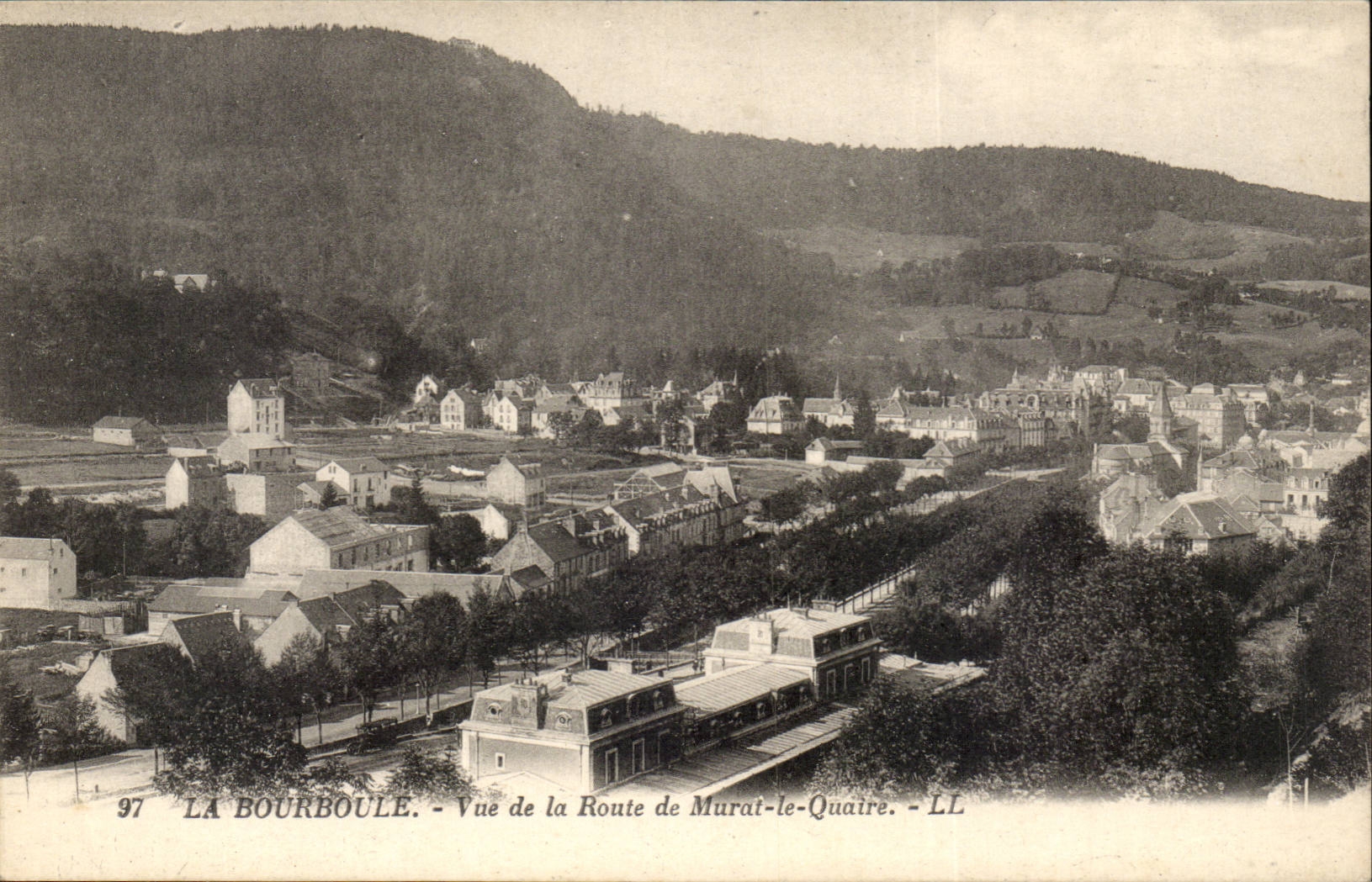 CPA La Bourboule Vue de la route de Murat le Quaire