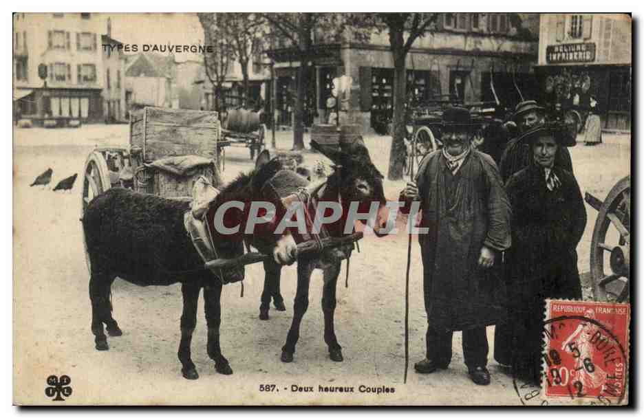 CPA Auvergne Deux heureux couples Ane Donkey ( folklore costume ) TOP