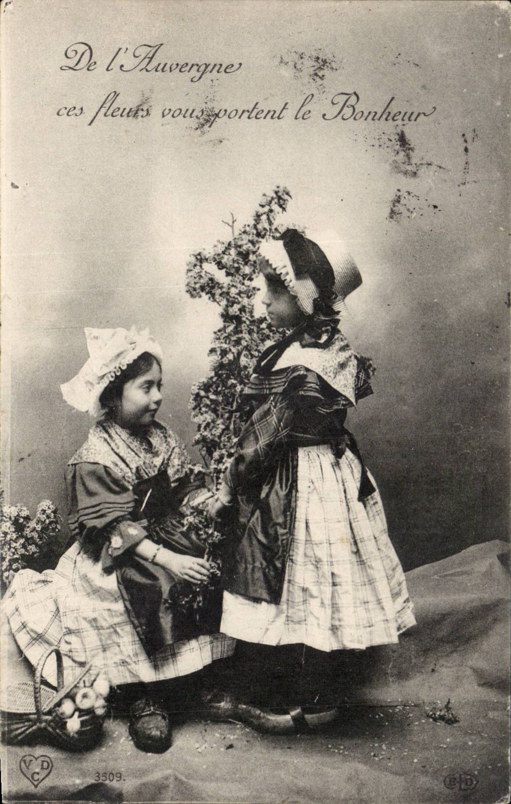 CPA Auvergne Enfants ( folklore costume ) 