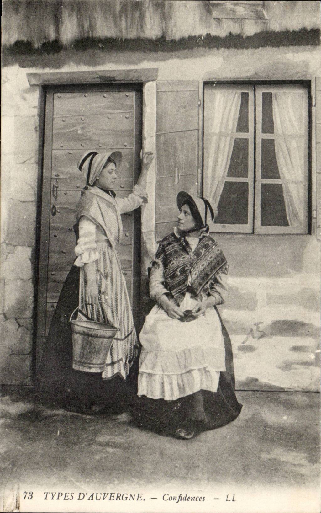 CPA Types d'Auvergne Confidences ( folklore costume )