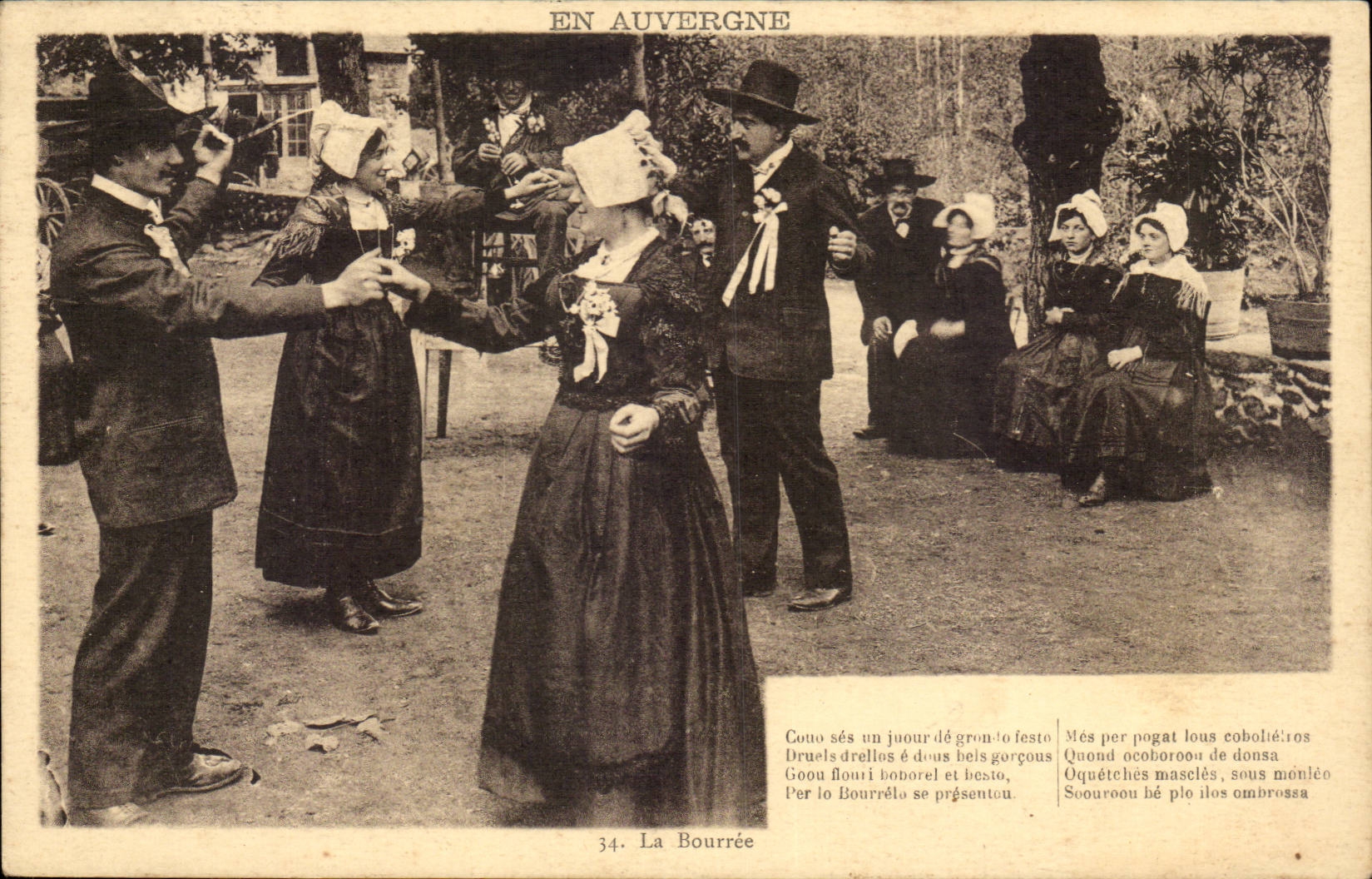 CPA En Auvergne La bourre ( folklore costume danse )