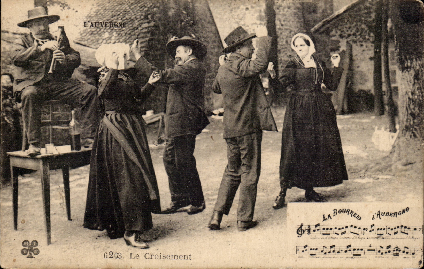 CPA Auvergne La bourree Le croisement ( folklore costume danse )