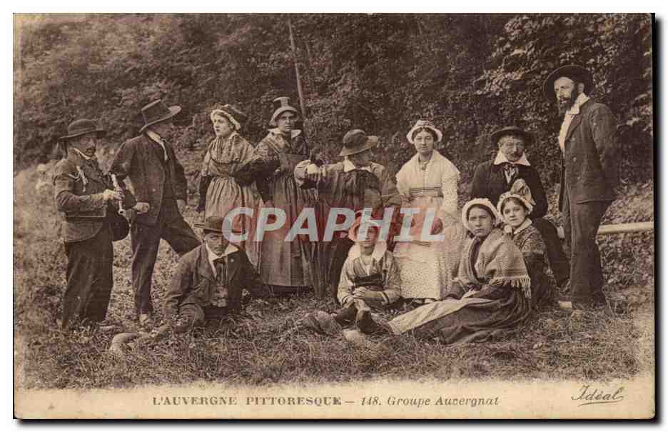 CPA Auvergne Groupe Auvergnat ( folklore costume )