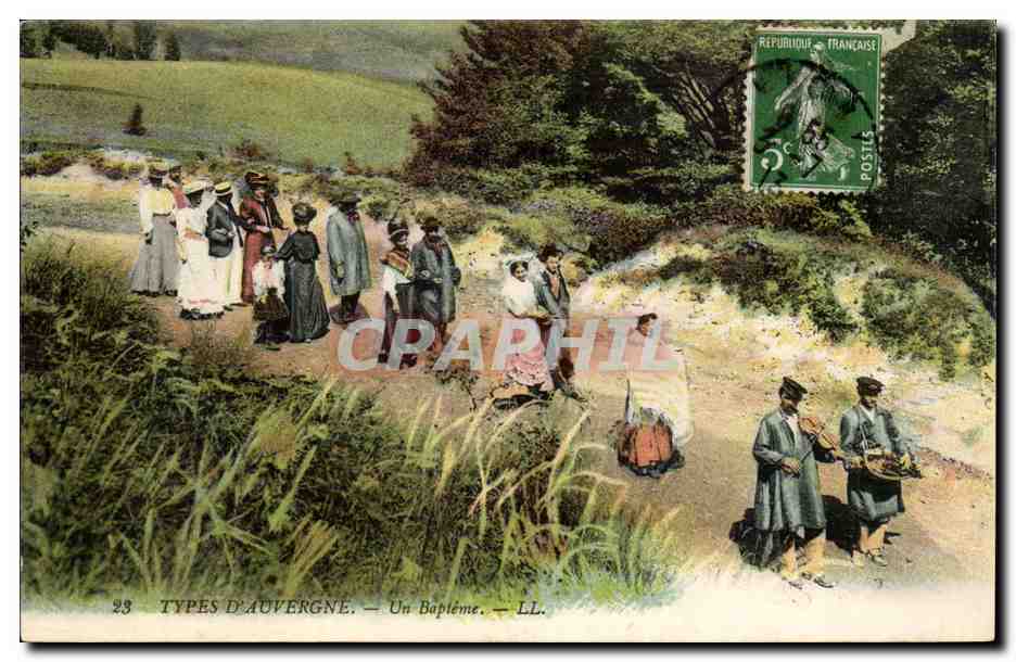 CPA Auvergne Un Baptemen ( folklore costume )