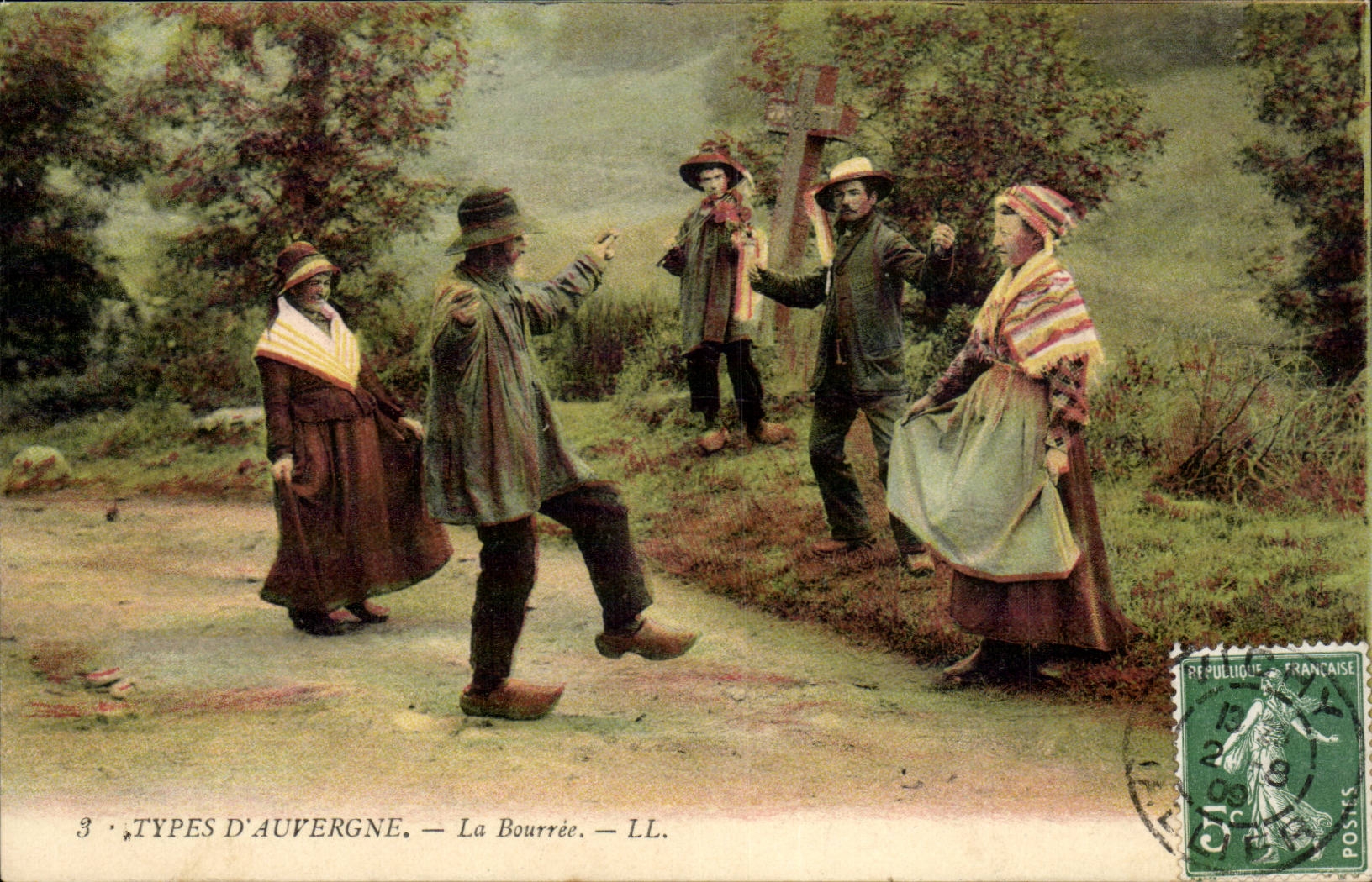 CPA Auvergne La bourree ( folklore costume )