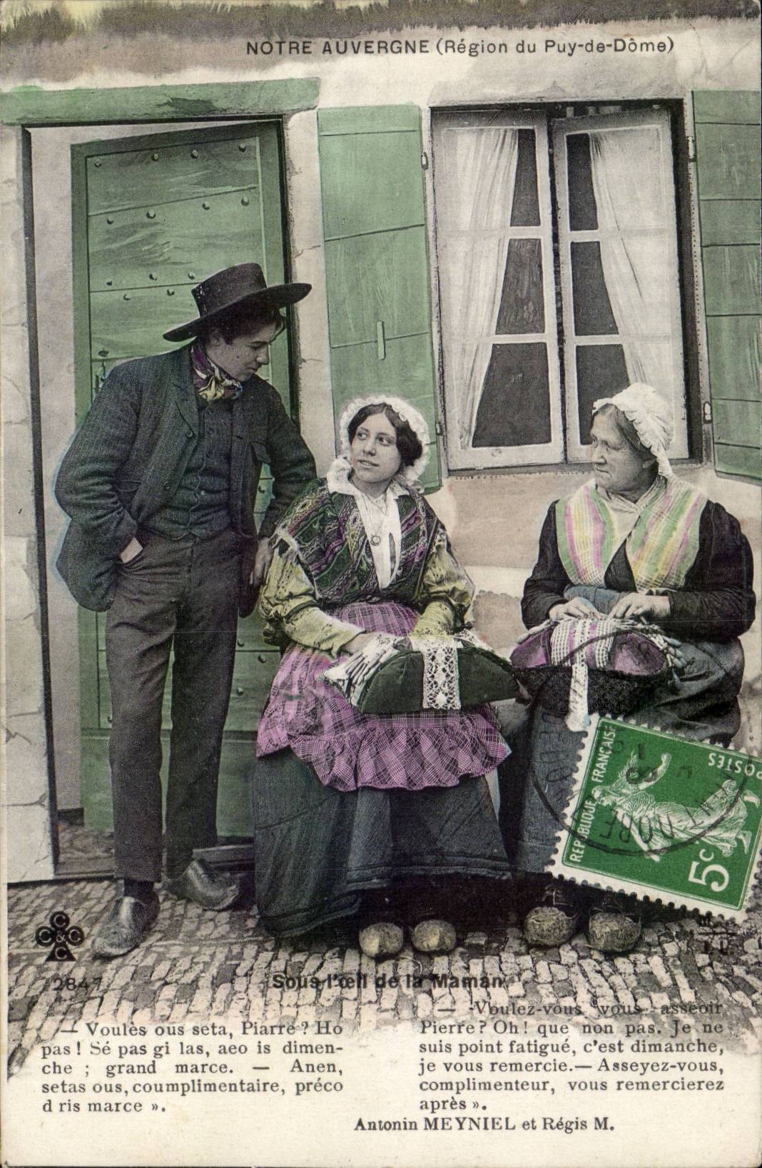 CPA Auvergne Sous l'oeil de maman ( folklore costume )