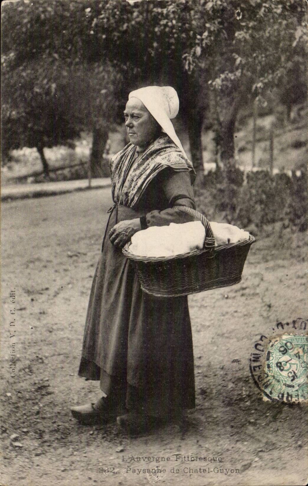 CPA Auvergne Paysanne de Chatel Guyon ( folklore costume )