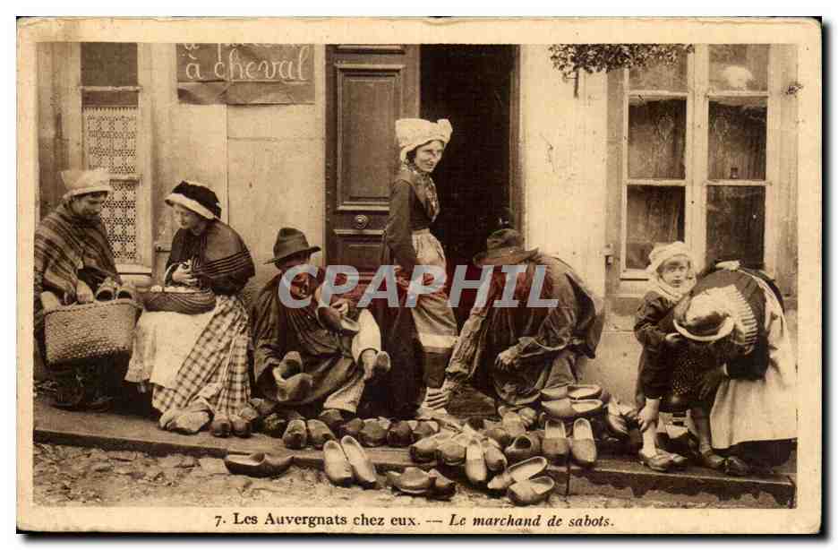 CPA Auvergne Les Auvergnats chez eux Le marchand de sabots ( folklore costume )
