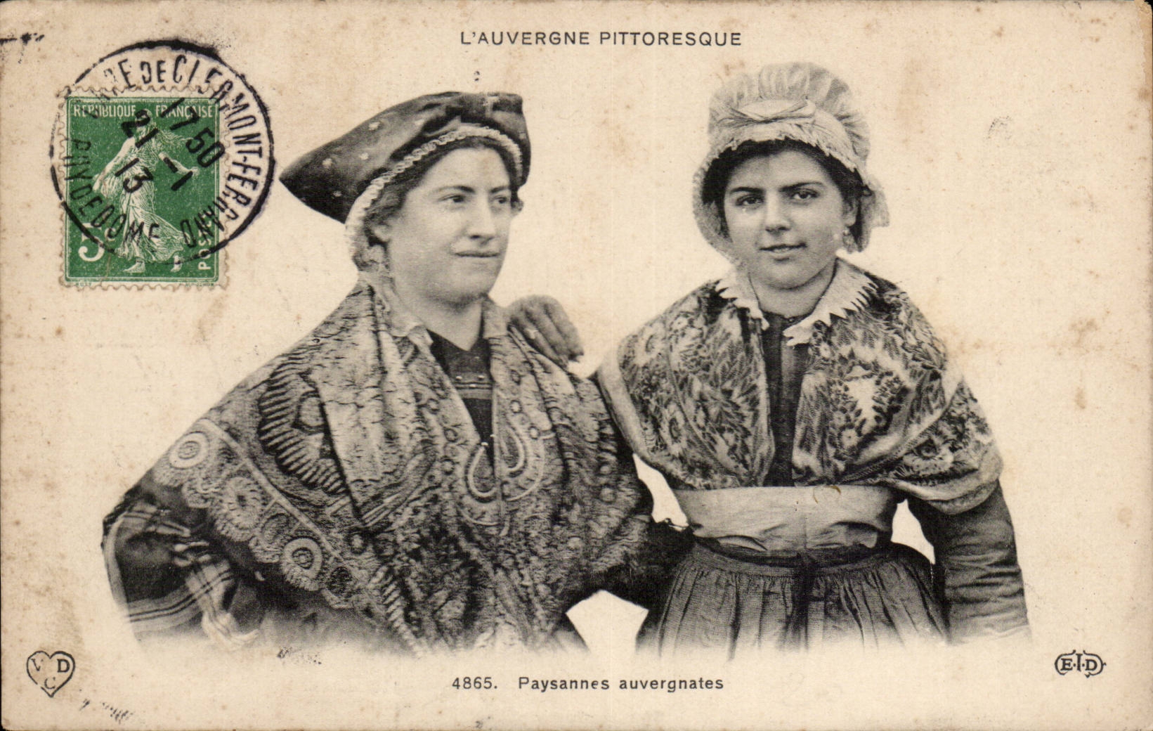 CPA Auvergne Paysanne Auvergnate ( folklore costume )