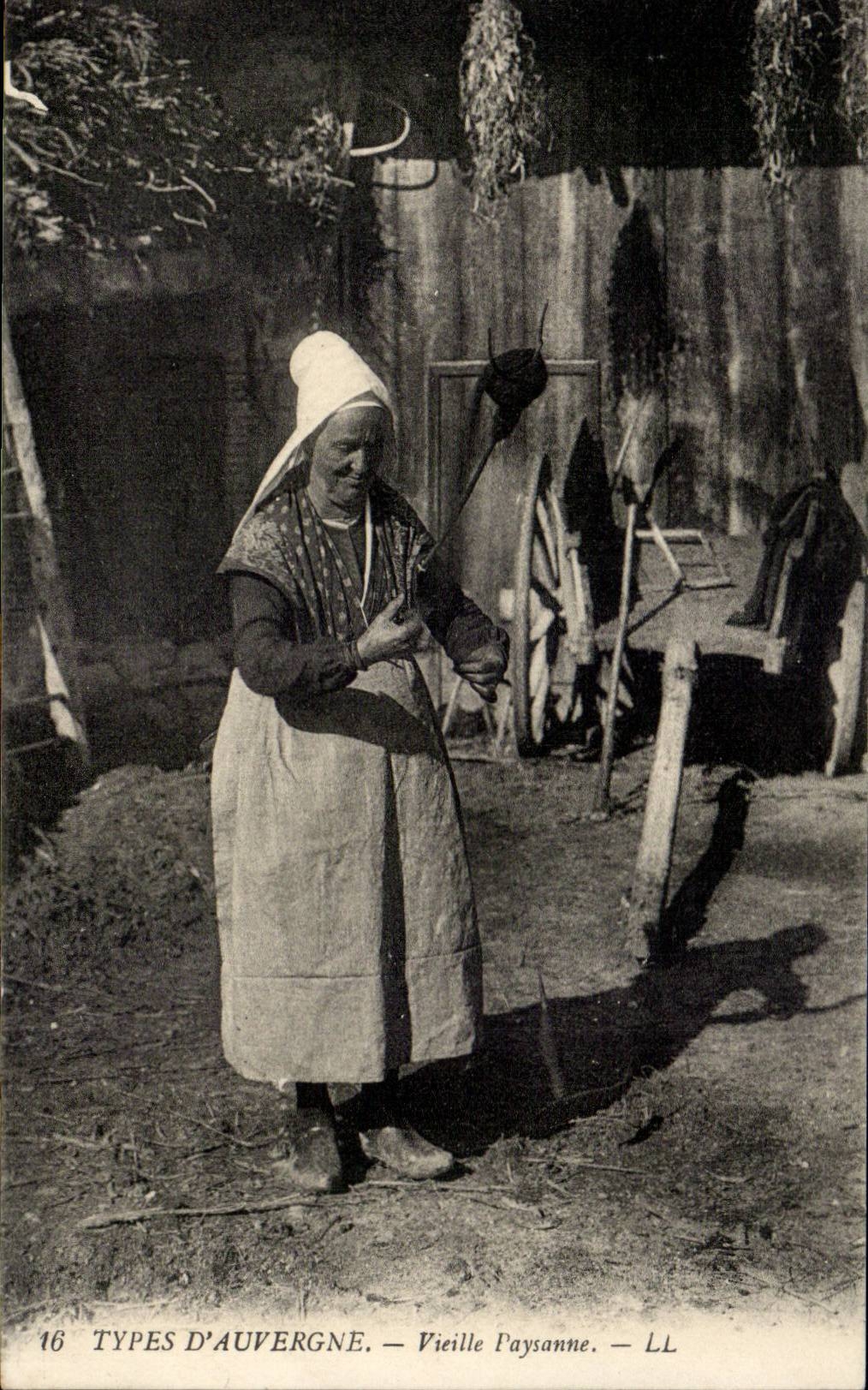 CPA Auvergne Vieille paysanne ( folklore costume )