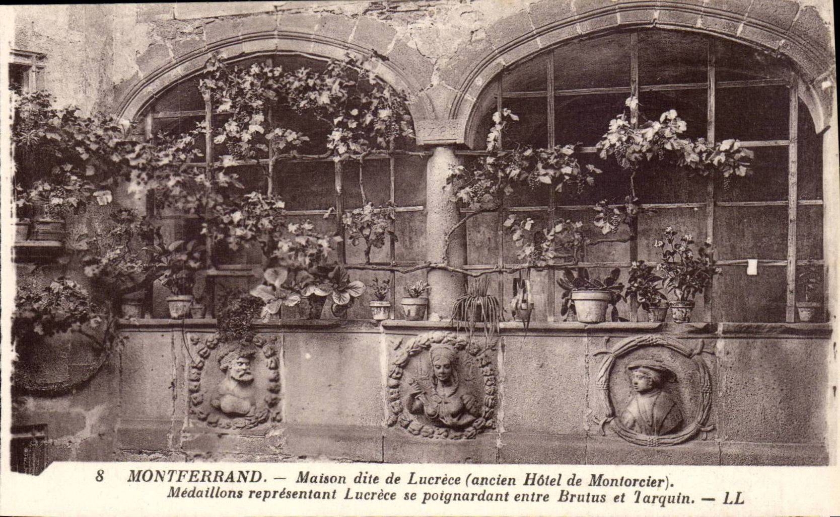 CPA Montferrand Maison dite de Lucrece (ancien hotel de Montorcier) Medaillons representant Lucrece se poignardant 
