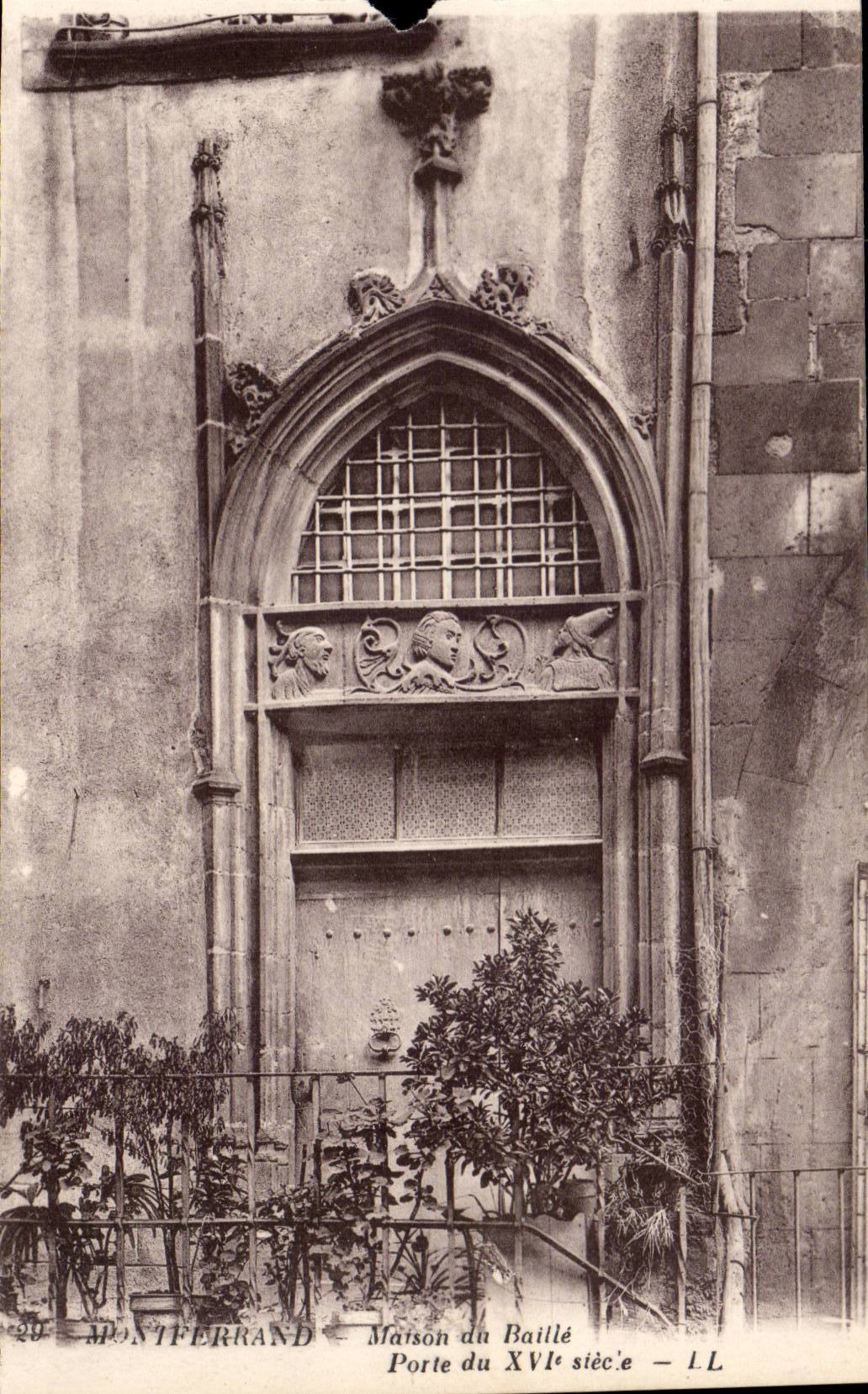 Montferrand — Maison du Baillie — Porte du XVIe siècle — LL