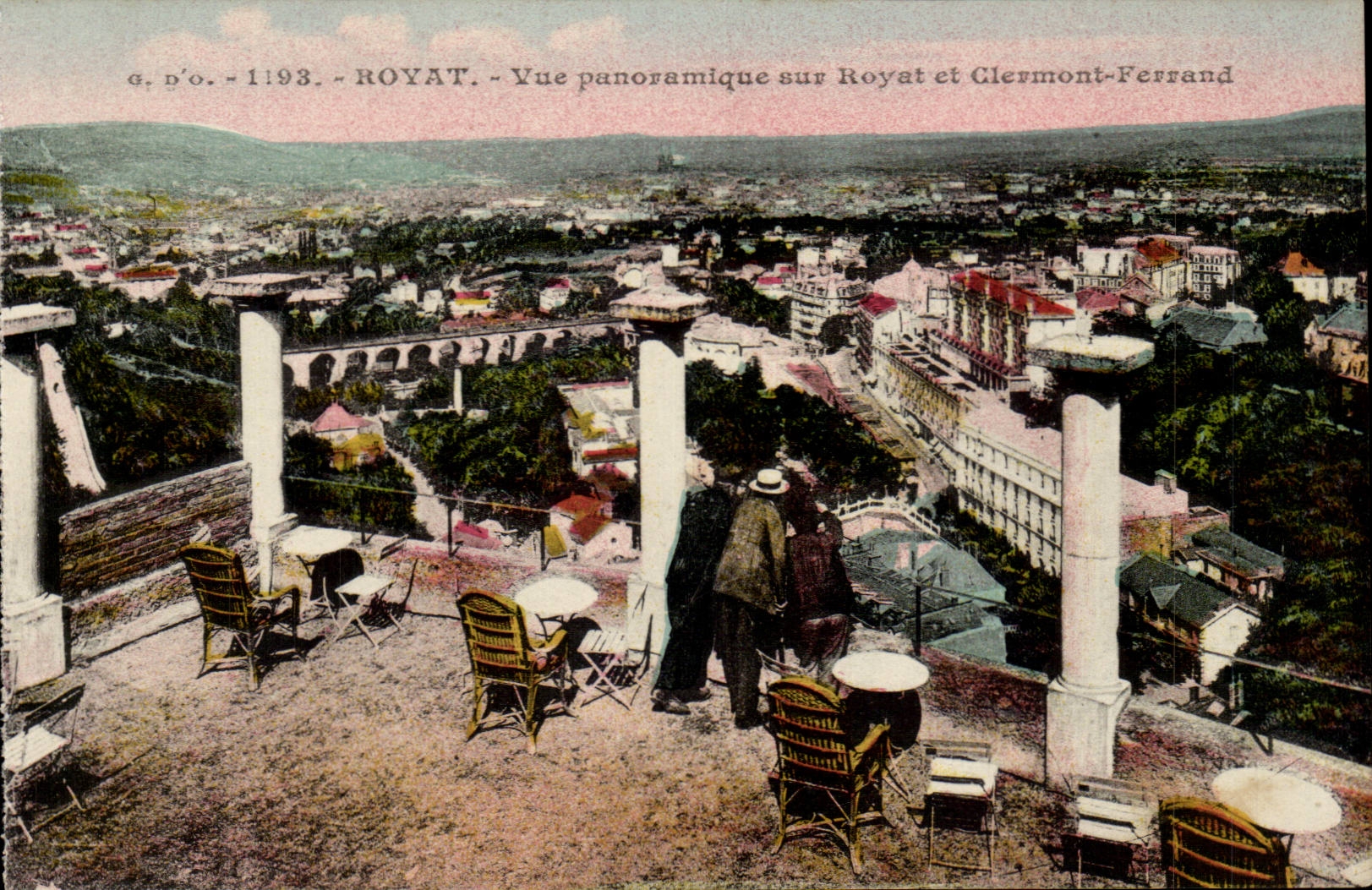 CPA Royat Vue panoramique sur Royat et Clermont Ferrand