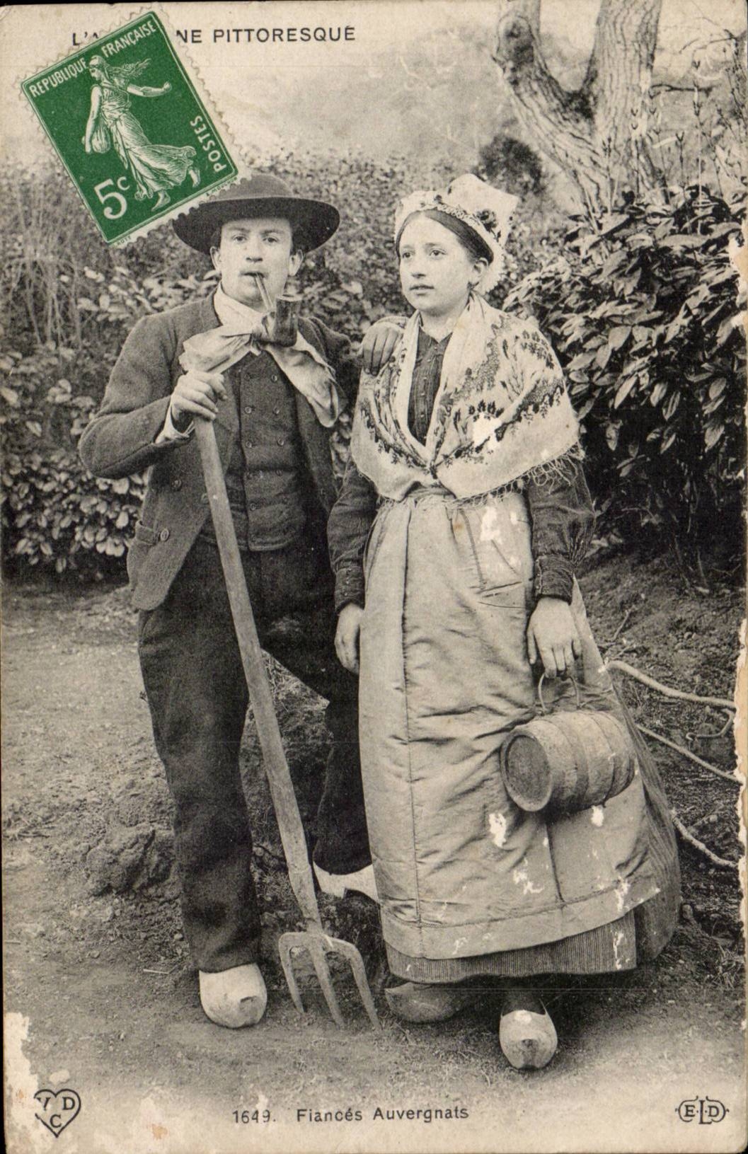 CPA Auvergne Fiances Auvergnants ( folklore costume )