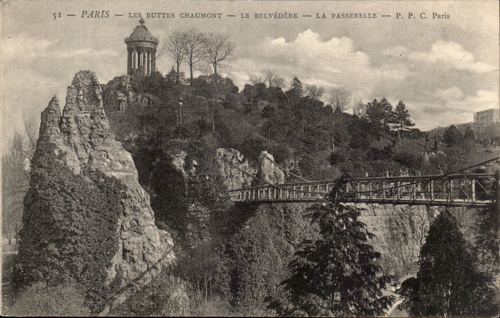 CPA Paris Buttes Chaumont Le Belvedere La passerelle