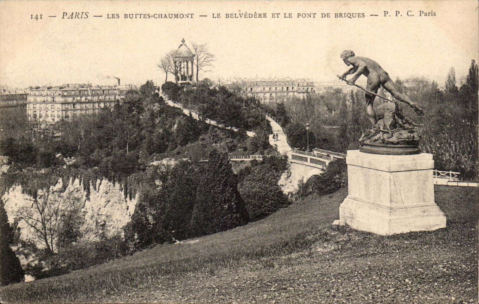 CPA Paris Buttes Chaumont Le Belvedere et le pont des briques