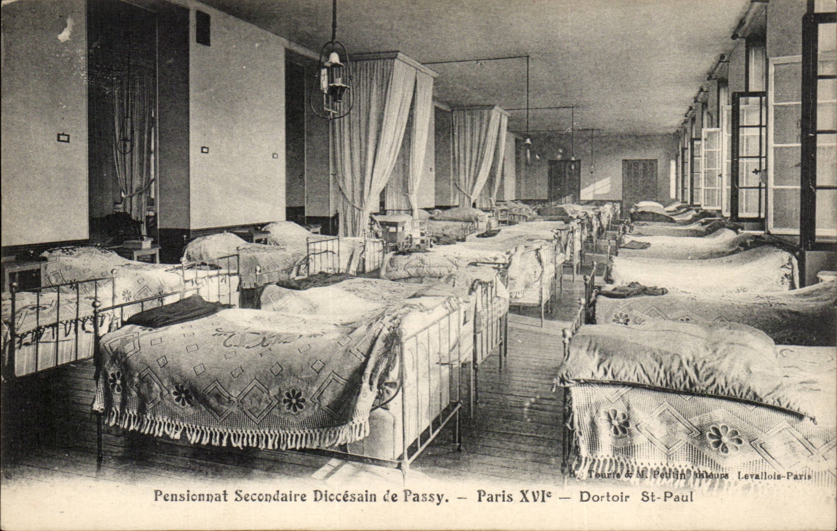 Pensionnat Secondaire Dicécésain de Passy — Paris XVIe — Dortoir St-Paul — Éditeur : Téarte & M. Peulun, Levallois-Paris