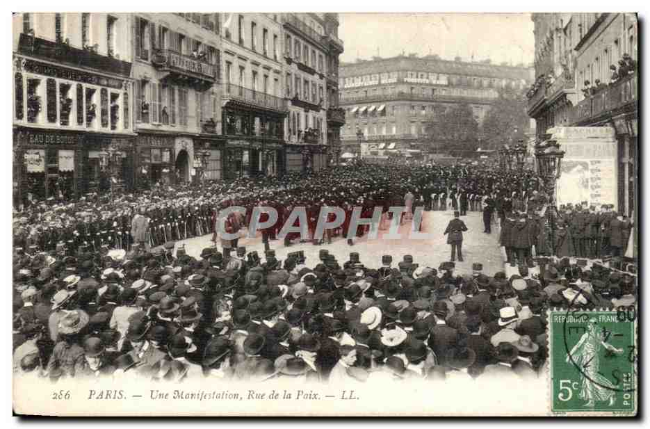 Paris - 2 - Une Manifestation - Rue de la Paix CPA TOP