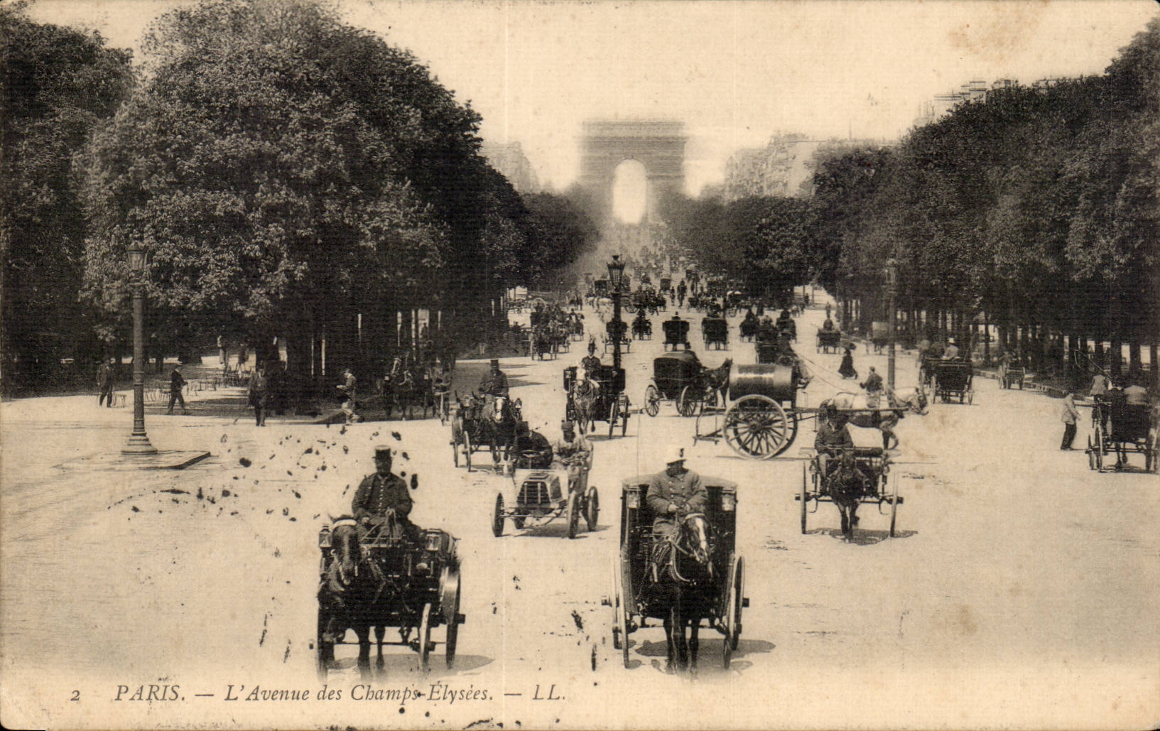 París — La Avenue des Champs-Élysées — LL