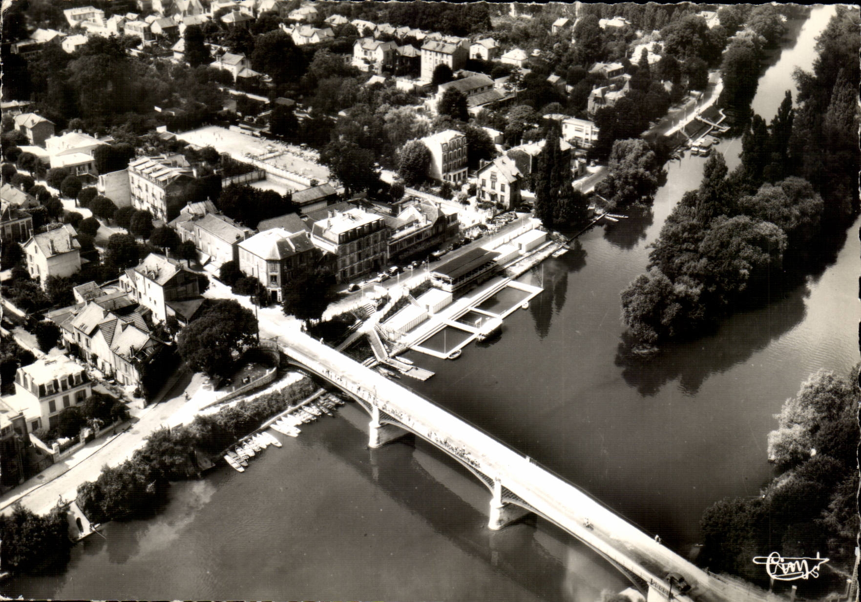 CPM La varenne St Hilaire Vue sur le pont de Chennevieres