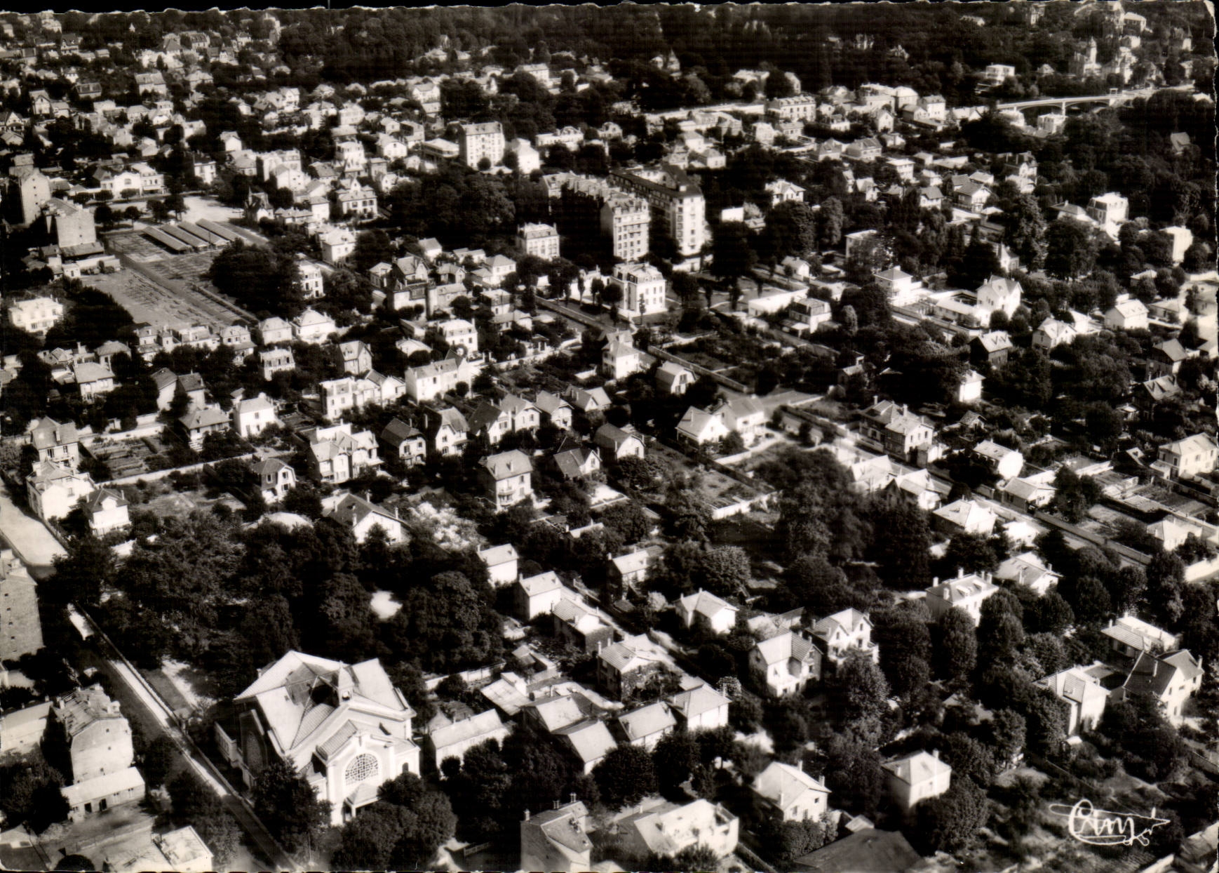 CPM La Varenne Saint Hilaire Vue aerienne sur le centre