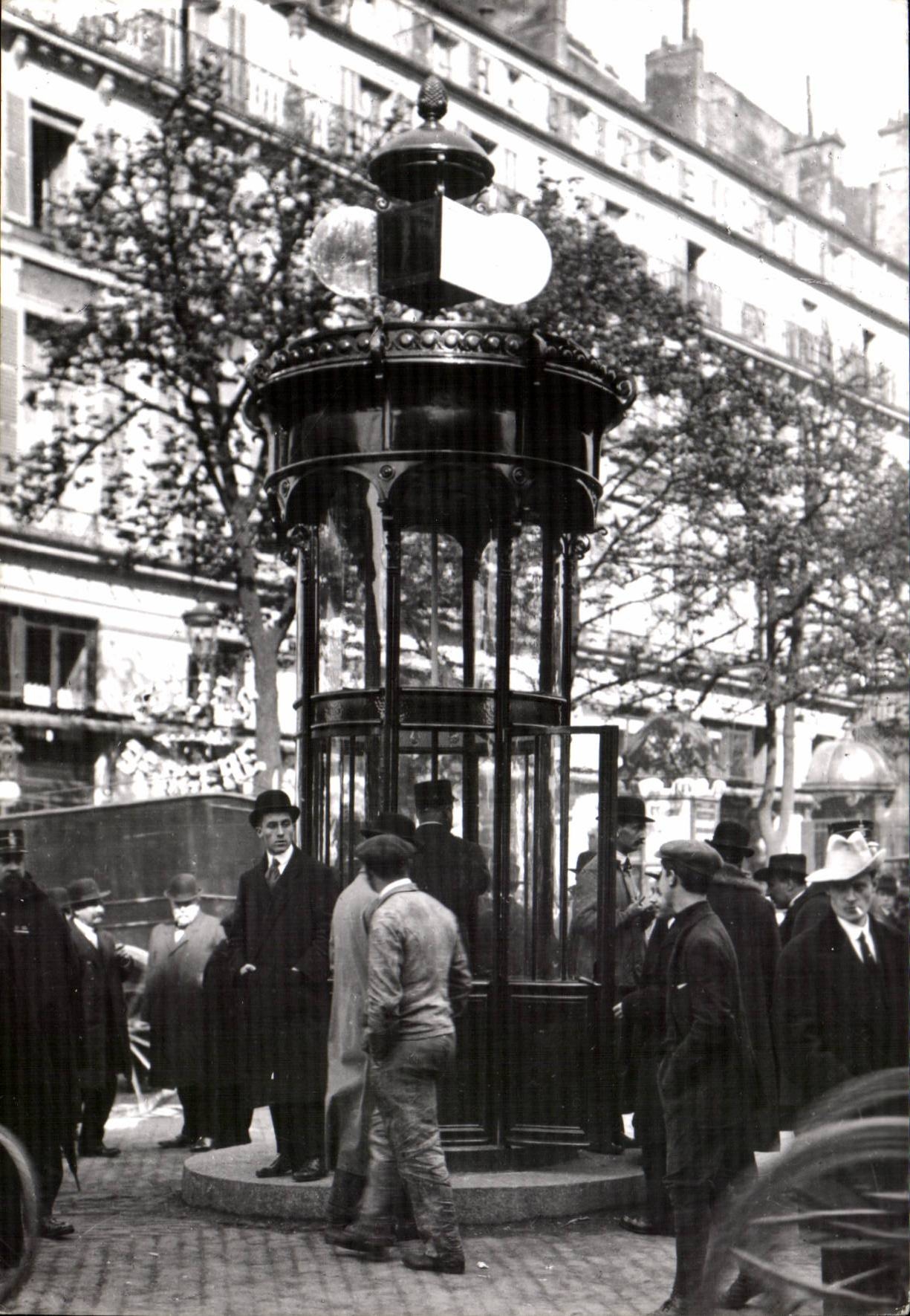 CPM Paris 1900 Le premier feu rouge ! Bd poissonniere 9eme