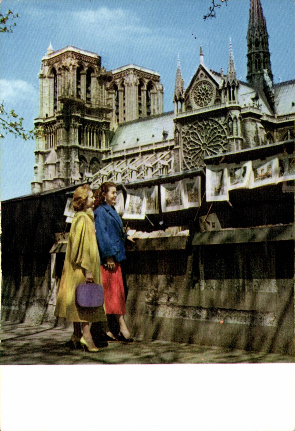 Notre-Dame de Paris — deux femmes devant un étal de souvenirs — Paris, Les Photographies de l'Ami