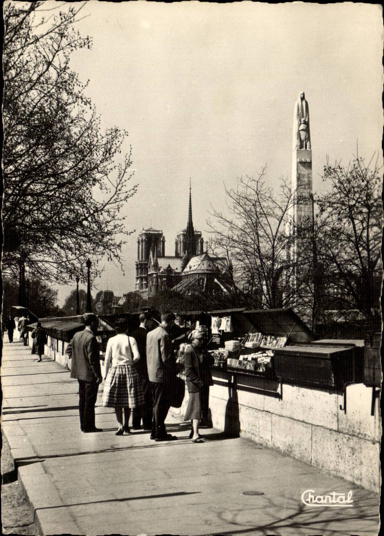 Paris CPM Notre Dame Statue de Sainte Genevieve les bouquinistes