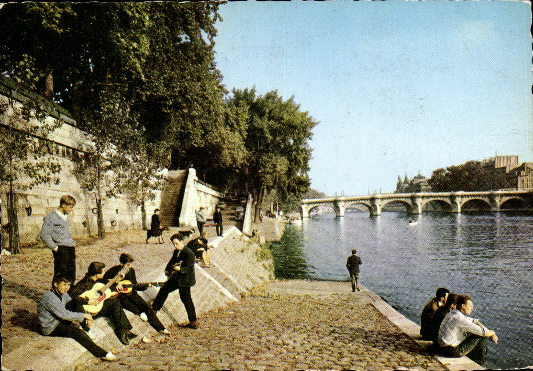 Paris CPM Les quais de la Seine au Pont Neuf