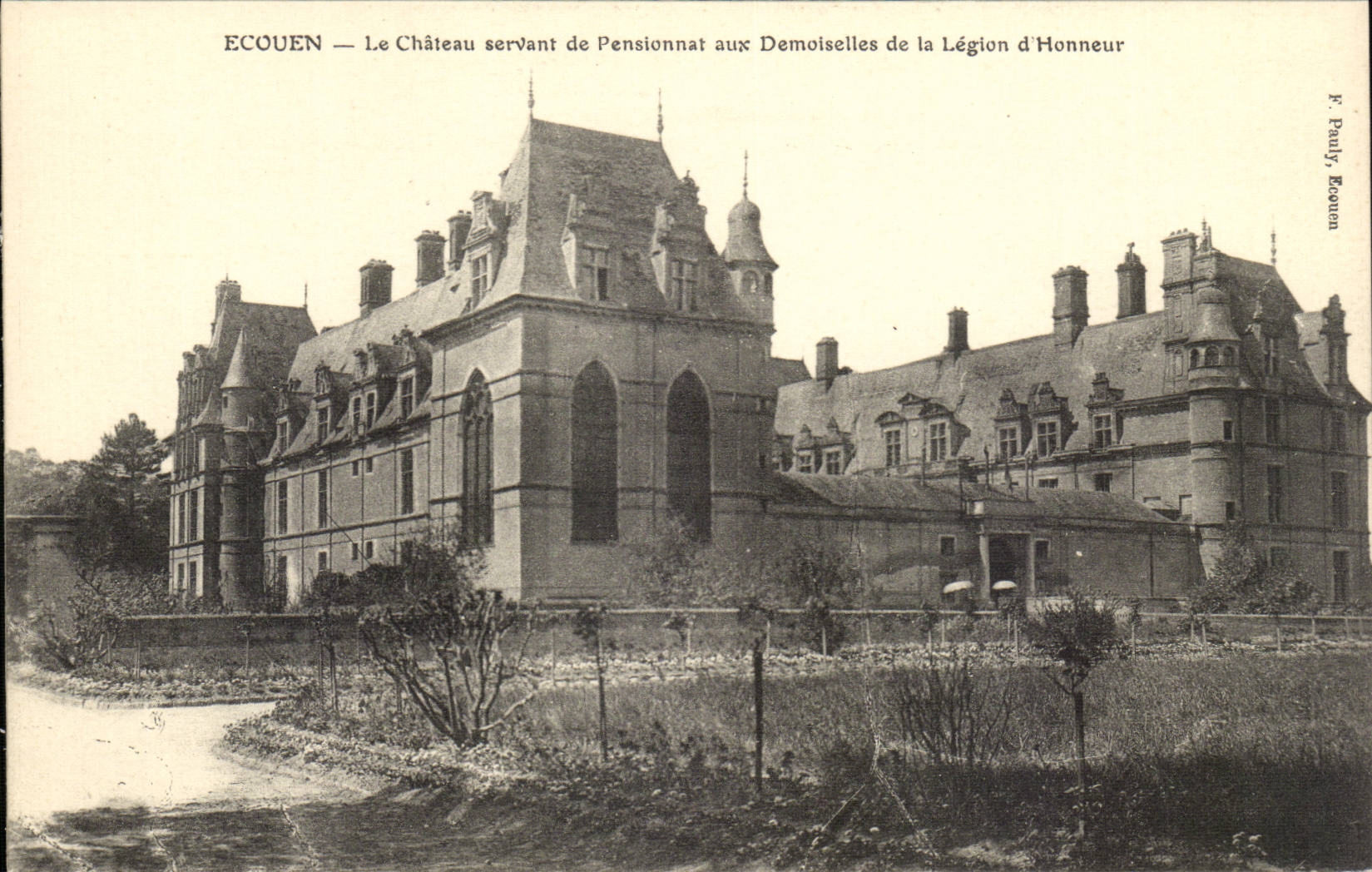 ÉCOUEN — Le Château servant de Pensionnat aux Demoiselles de la Légion d'Honneur — R. Paully, Écouen