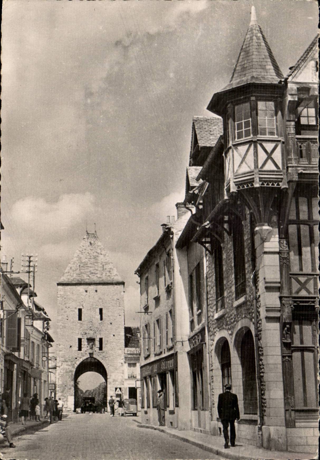 Moret-sur-Loing — La Grand'Rue et la Porte de Samois — Editions et Impressions d'Art, Paris VII