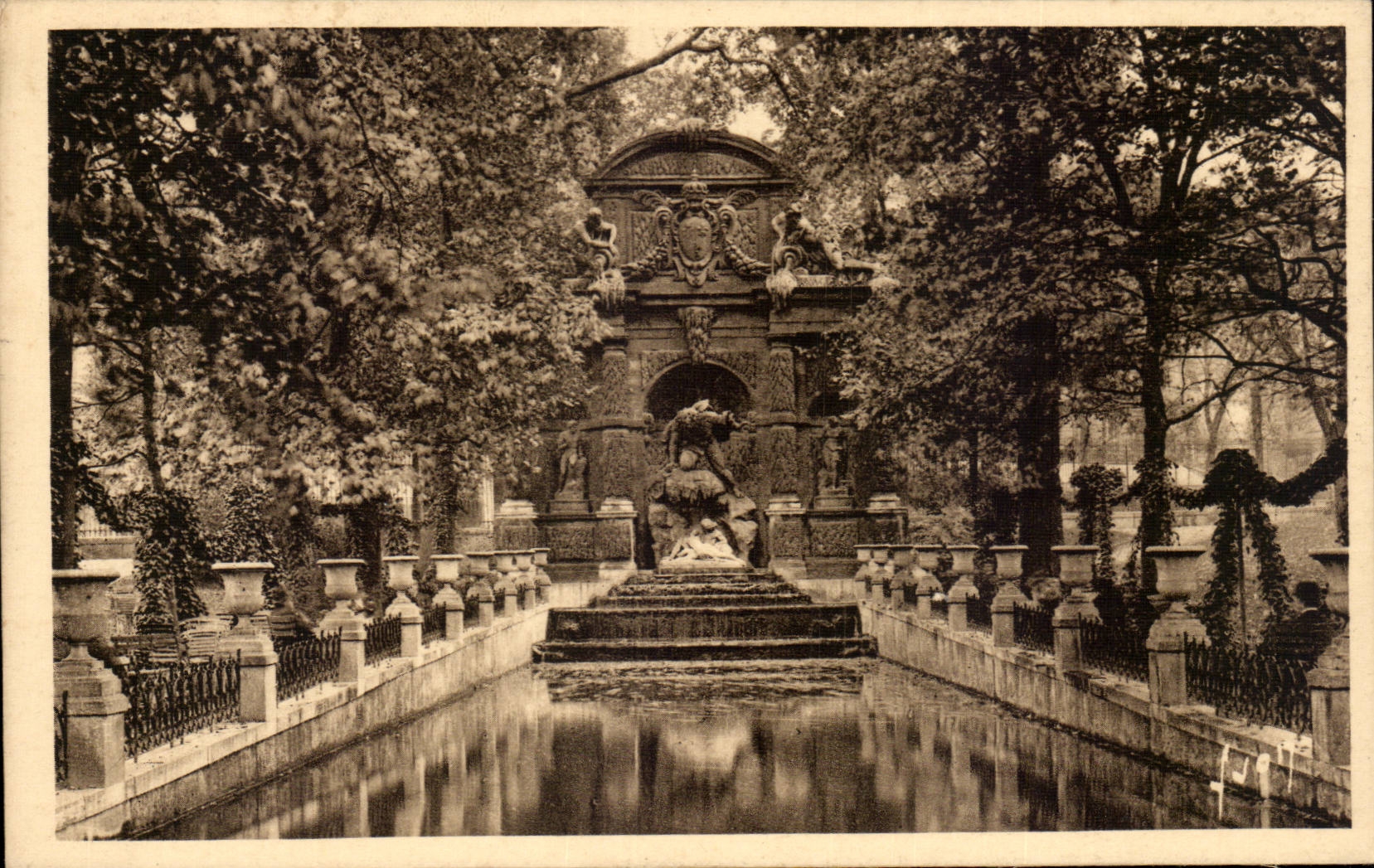 Paris - 6 - Parc du Luxembourg - Fontaine des Medicis CPA 