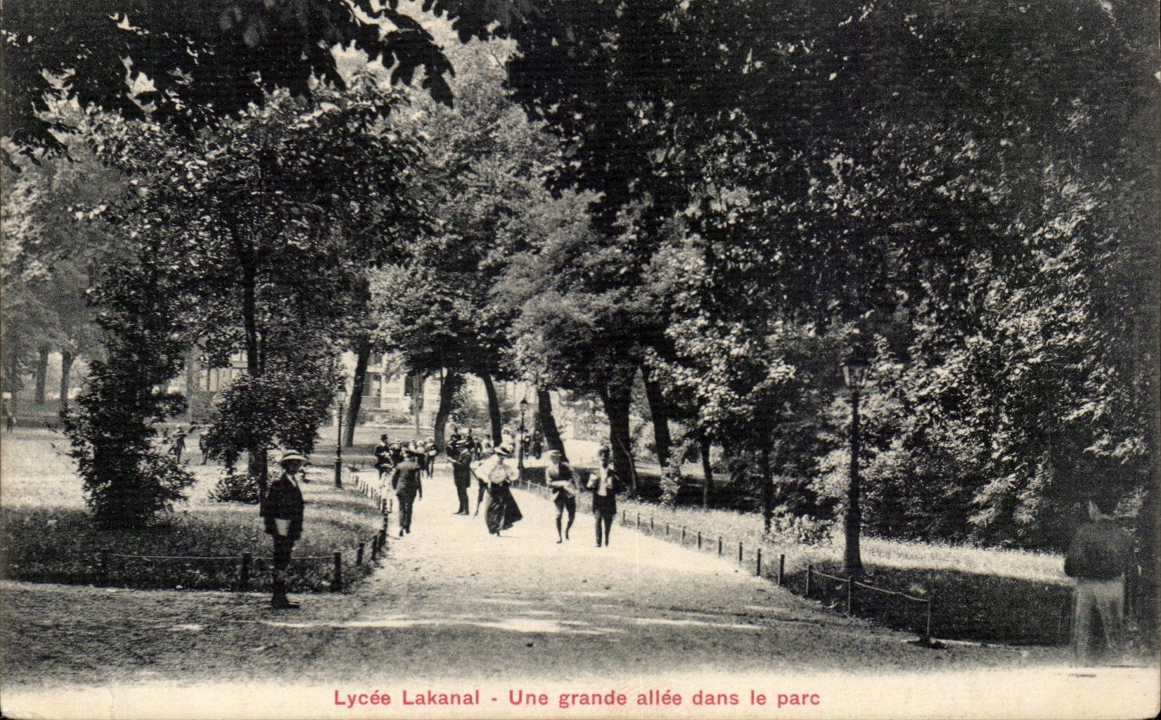 Paris 6 - Lycee Lakanal - Une Grande allee dans le Parc CPA - 