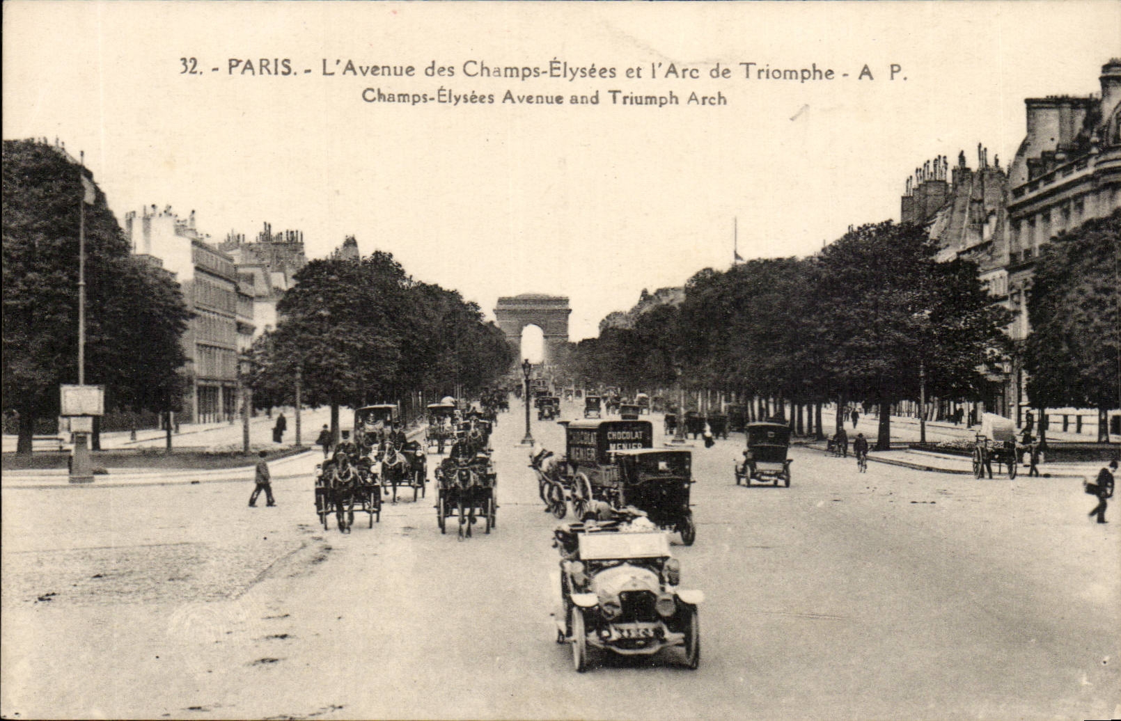 Paris - L'Avenue des Champs-Élysées et l'Arc de Triomphe - A.P.