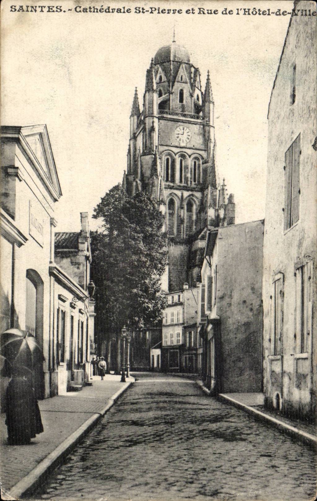 Saintes CPA Cathedrale St Pierre et rue de l'hotel de ville